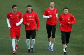 Fotbaloví reprezentanti při tréninku na hřišti v Mariboru.