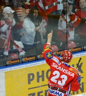Střelec rozhodujícího gólu Vladimír Růžička zdraví diváky.