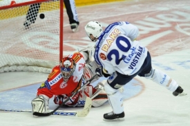Brankář Slavie Stanislav Neruda likviduje nájezd Pavla Vostřáka.