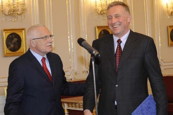 Klaus tvrdí, že ho chce Topolánek svými výroky poškodit.