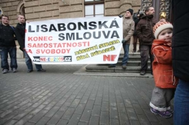 Lisabonská smlouva má v Česku i své odpůrce.
