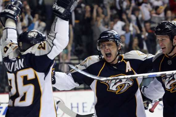Martin Erat (uprostřed) se raduje se spoluhráči z Nashvillu.