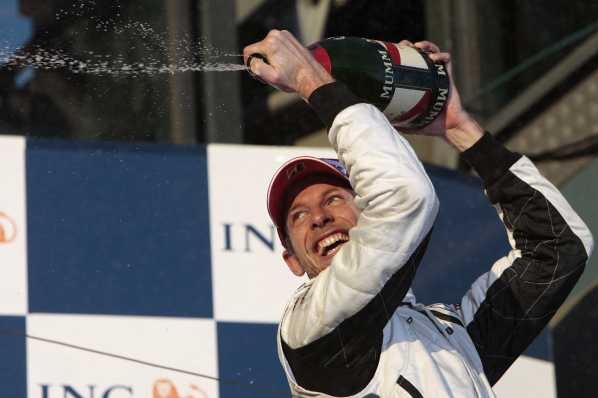 Jenson Button slaví svůj triumf ve Velké ceně Austrálie.