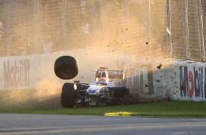 Němec Sebastian Vettel z Red Bullu už ví, že do cíle nedojede.
