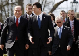 Možná lump, ale náš... Berlusconi u Djukanoviče.