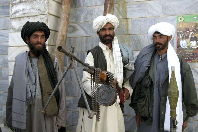 Bývalí talibanští bojovníci vracejí zbraně v Heráitu. Bývalí talibanští bojovníci vracejí zbraně v Heráitu.