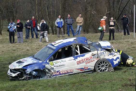 Snímek havarovaného auta, které zabilo tři diváky Valašské rallye. Snímek havarovaného auta, které zabilo tři diváky Valašské rallye.