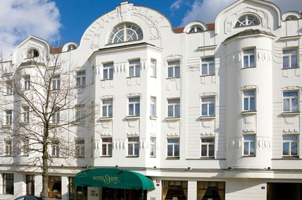 Únik z kamerového systému hotelu Savoy odhalil špinavé hry politiků.