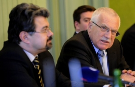 Hradní kancléř Weigl (vlevo) měl v Savoyi jednat o podpoře Klausovi.