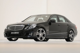 Mercedes třídy E dostal po kůře úpravce Brabus výkon 462 koní.