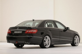 Také Brabus má omezovač. Ten však zasáhne až v rychlosti 305 km/h.