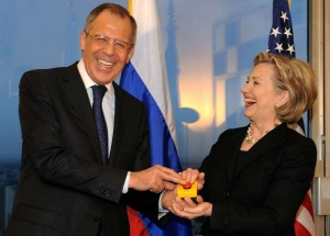 &Uacute;směvy Moskva-Washington. Min. zahranič&iacute; Lavrov a Clintonov&aacute;.