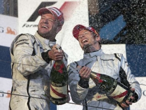 Jenson Button (vpravo) a Rubens Barrichello se mohou radovat. Zatím.