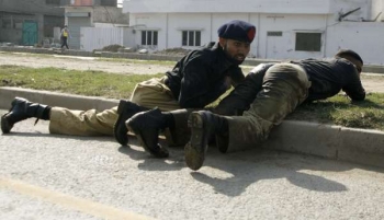 Ze země i vzduchu. Pákistánská armáda dobývá zpět akademii policie.