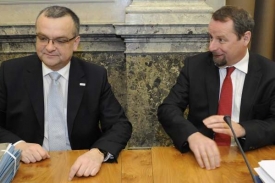 Ministři Kalousek a Ř&iacute;man na jedn&aacute;n&iacute; vl&aacute;dy.