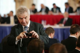 Tlustý měl chtít po Miloši Melčákovi, aby vyjídřil vládě nedůvěru. Tlustý měl chtít po Miloši Melčákovi, aby vyjídřil vládě nedůvěru.