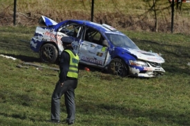 Policista obhlíží vrak havarovaného vozu Slováka Lukáš Lapdavského.