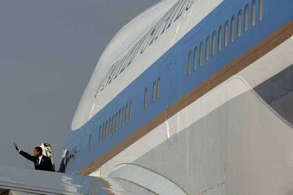 Barack Obama mává z Air Force One.