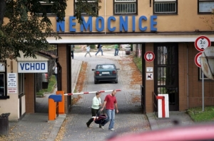 Člen ochranky nemocnice utrpěl zlomeninu ruky. (Ilustrační foto) Člen ochranky nemocnice utrpěl zlomeninu ruky. (Ilustrační foto)