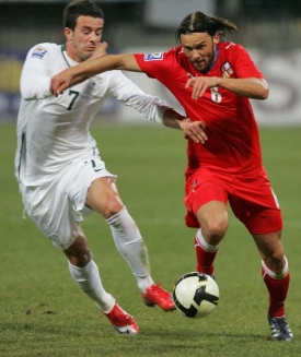 Jankulovski (vpravo) v kvalifikačním utkání se Slovinci.