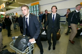 Slovenští fotbalisté po příletu do Prahy.