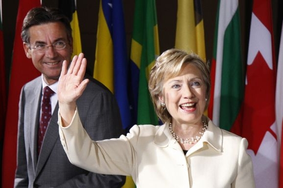 Hillary Clintonová hovoří na konferenci o Afghánistánu.