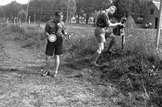 Mladíci z Hitlerjugend zajišťují telefonní spojení. Přípravy na boj.