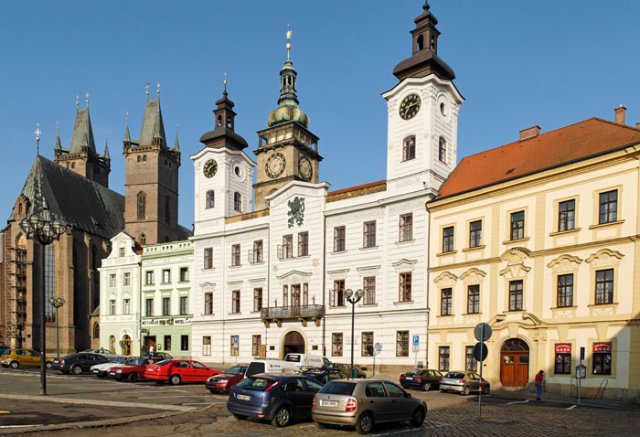 Hradec chce prodat 300 bytů. Zastupitelé se nedohodli na ceně.