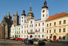 Hradec chce prodat 300 bytů. Zastupitelé se nedohodli na ceně. Hradec chce prodat 300 bytů. Zastupitelé se nedohodli na ceně.