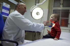 Děti ode dneška nemusejí platit poplatky v ambulancích