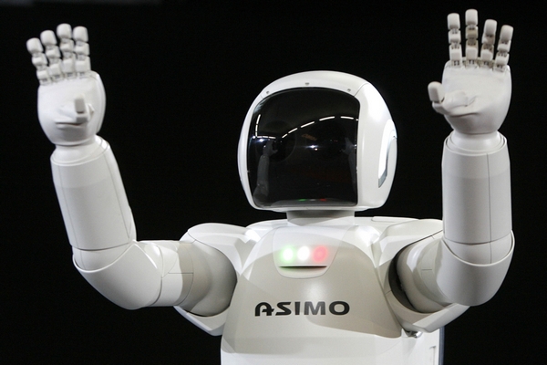 Asimo může dostávat pokyny bezdrátově přímo z lidského mozku.