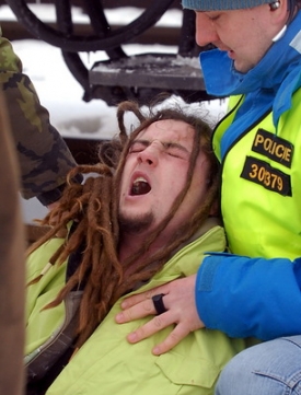 Fanouška Ostravy krotí člen policejního antikonfliktního týmu.