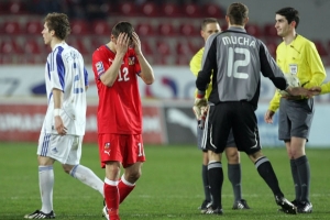 Radost fotbalistů Slovenska v kontrastu se smutkem Čechů.