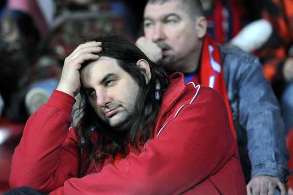 Frustrovaní fanoušci fotbalistů Česka po prohře 1:2 se Slovenskem.