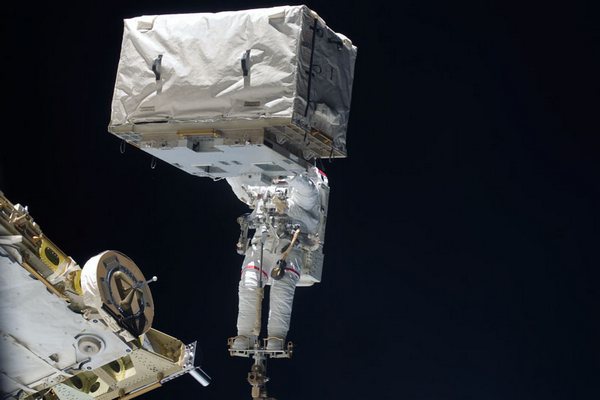 Apríl: astronautka H. Stefanyshyn-Piperová dostala novou hlavu.