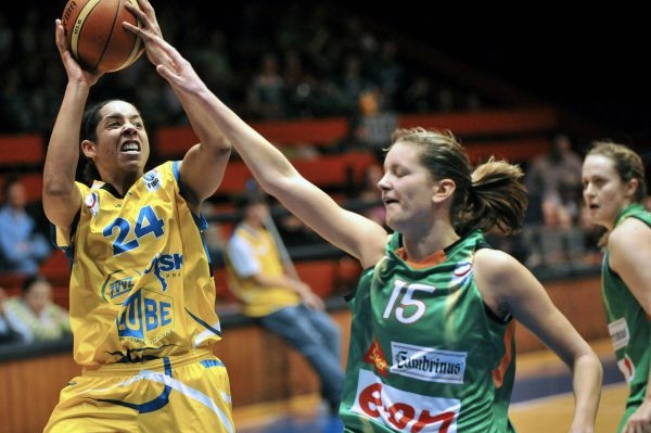 Momentka z utkání finále basketbalistek USK - Brno. Momentka z utkání finále basketbalistek USK - Brno.
