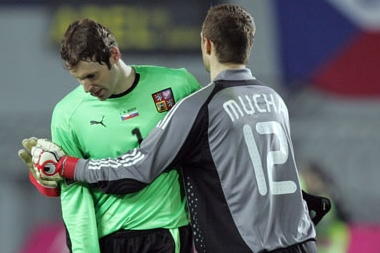 Smutný gólman Čech, slavící brankář Slovenska Ján Mucha. 