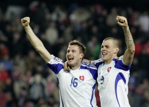 Slováci Ďurica (vlevo) a Škrtel slaví výhru nad fotbalisty Česka.