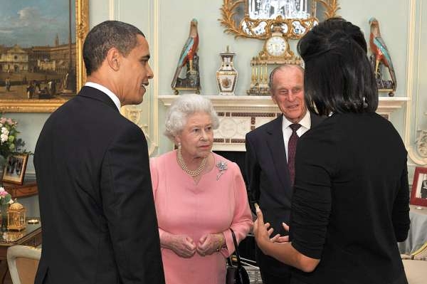 Obamovi u Alžběty II. a jejího manžela v Buckinghamském paláci.