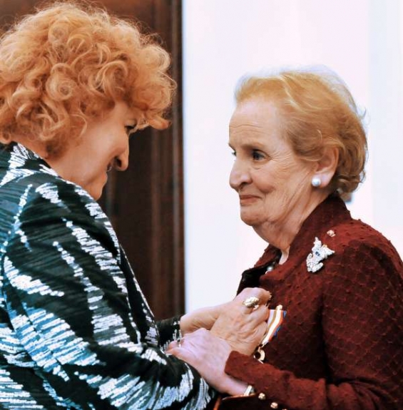 Další kousek do sbírky. Parkanová uděluje Vyznamenání Zlaté lípy.