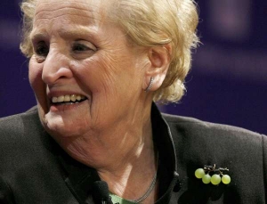 Exministryně zahraničí je svými šperky a ozdobami proslulá.