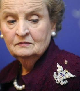 Albrightová 13. března 09 v Praze. Prsa jí obtěžkal nový metál.