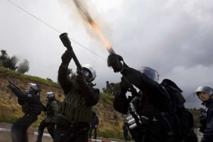 Zásah proti protestujícím palestinským mladíkům na severu Izraele.