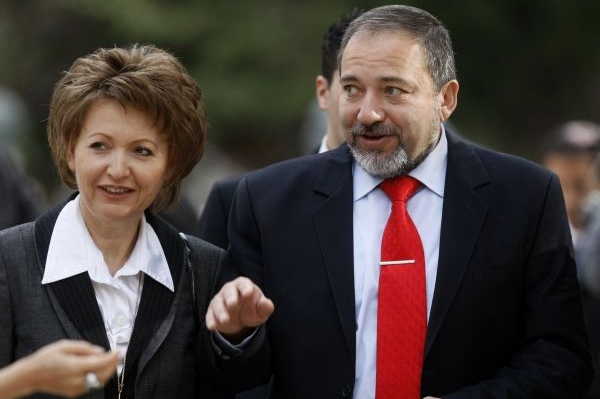 Avigdor Lieberman s manželkou na jmenování nové vlády.
