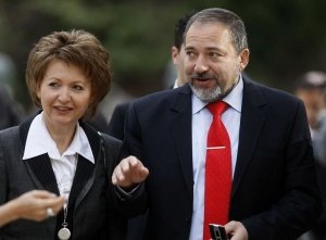 Avigdor Lieberman s manželkou na jmenování nové vlády.