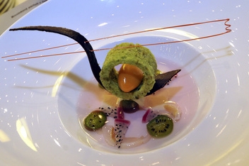 Liči polévka s kousky pitayi pistáciovým biscuitem od Aleny Kirpalové Liči polévka s kousky pitayi pistáciovým biscuitem od Aleny Kirpalové