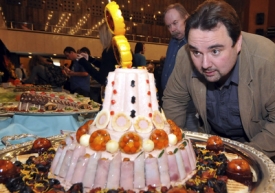 Kuchař Ivan Vodochodsk&yacute; si prohl&iacute;ž&iacute; pokrm podle staročesk&eacute; receptury.