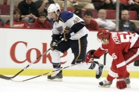 Niklas Kronwall nemůže dostihnout hvězdu zápasu Davida Backerse.
