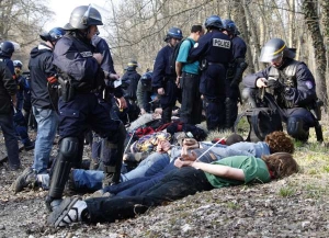 Zásah proti demonstrantům ve Štrasburku (2. 4. 2009).