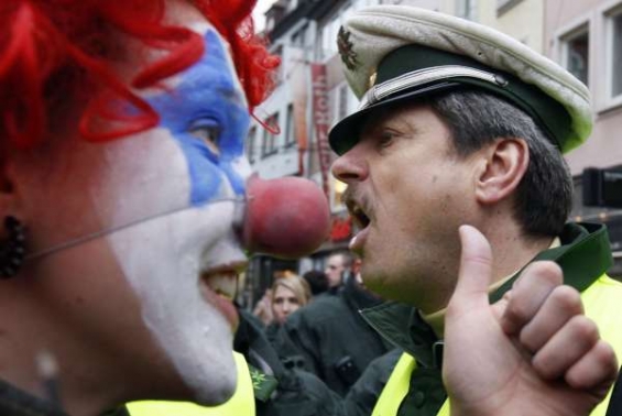 Protest bez násilí (Štrasburk). Někdy bitky, jinde happening.
